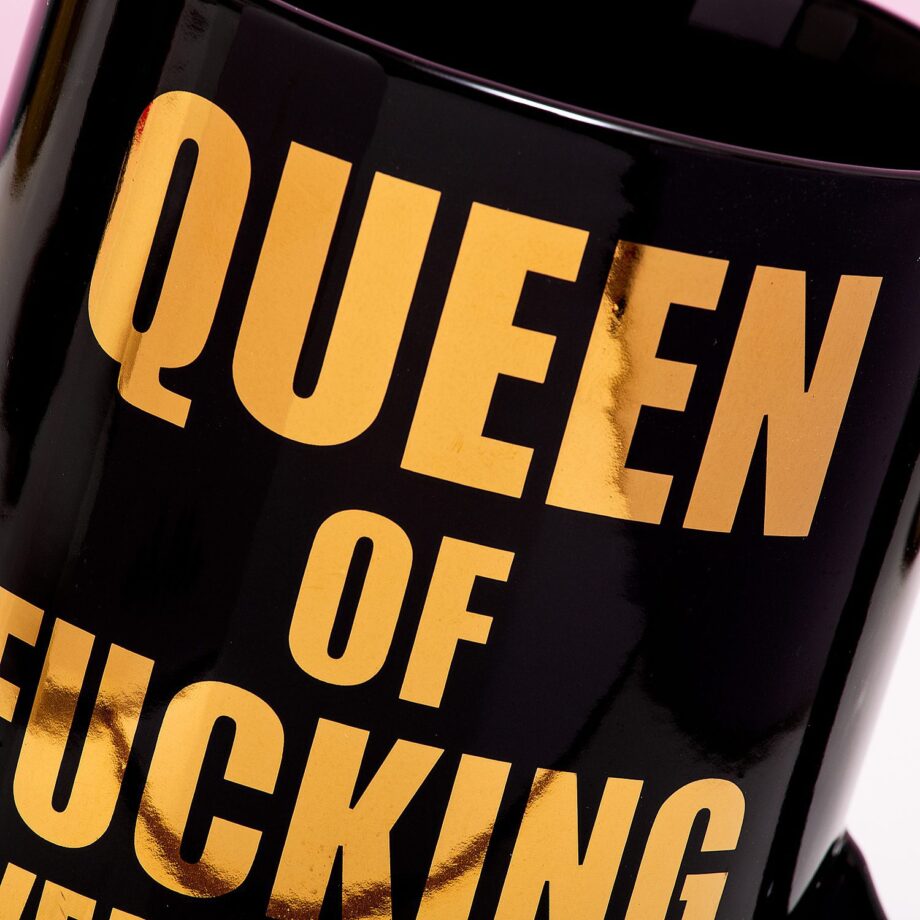 Queen of Fucking Everything mok - detail bedrukking